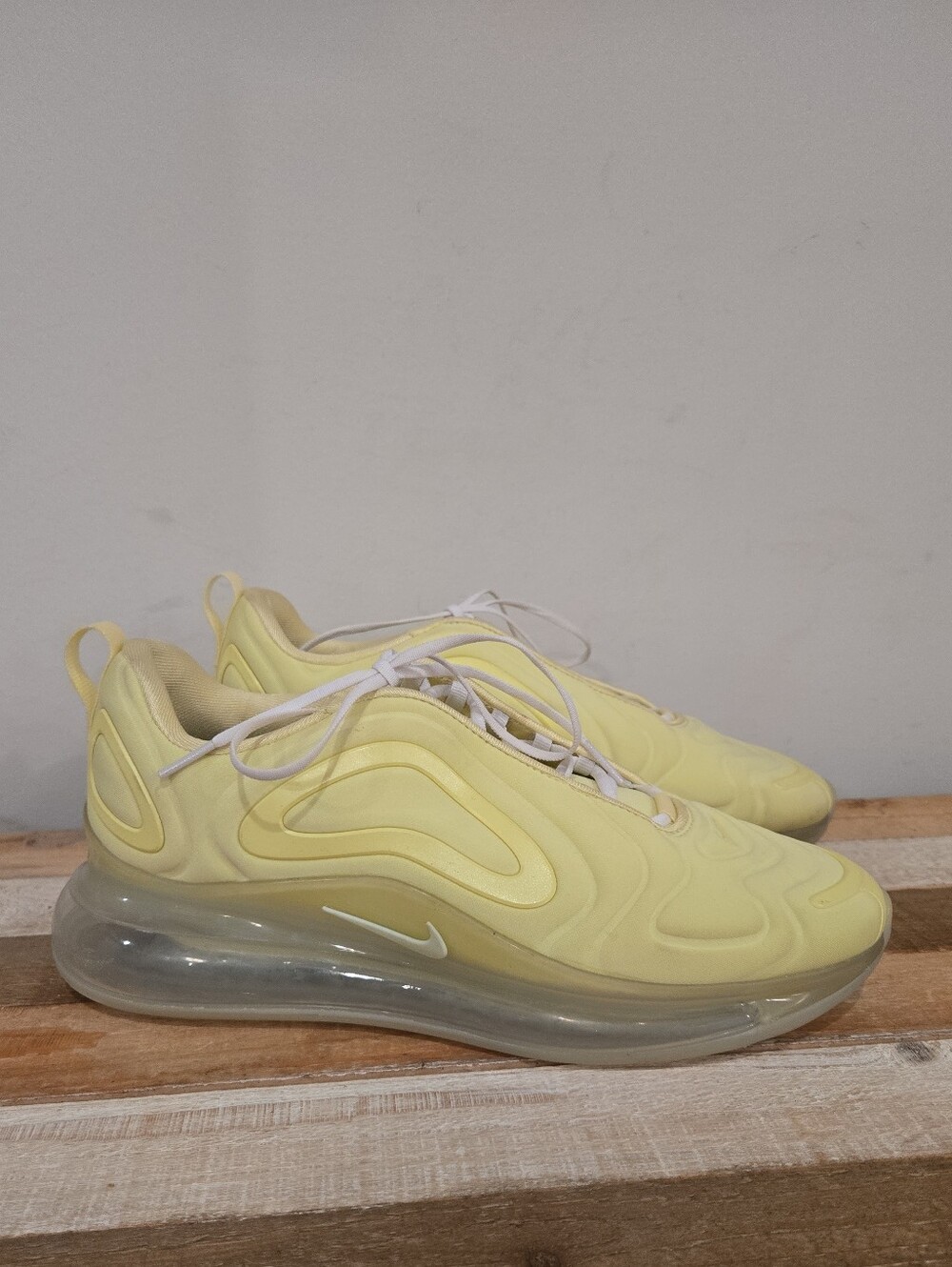 Nike Air Max 720 SE Luminous Green Womens 10.5 AT6176-302 (Pastel Yellow)